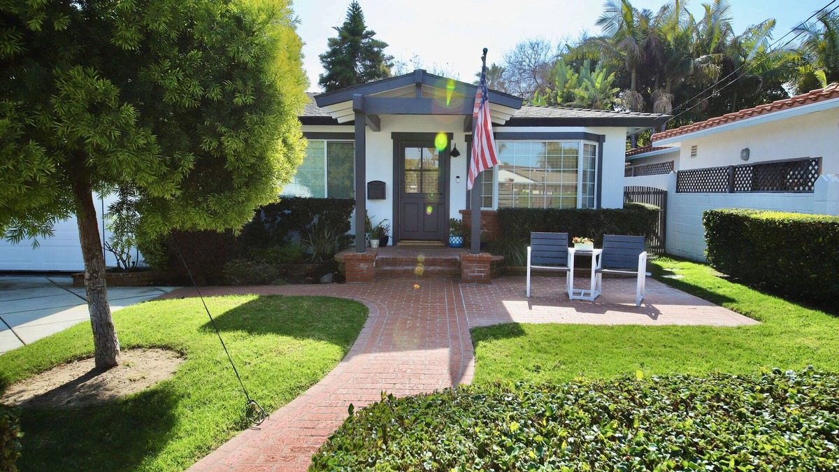 Del Mar House | Freshly Remodeled Private Beach home, walk to beach and shops - sleeps 8