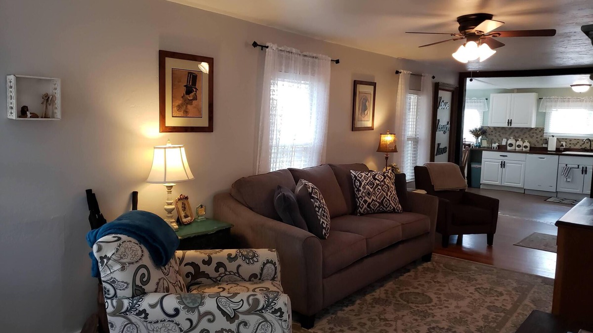 Williams Cottage | Freshly Renovated 1911 Historic Cottage- 60 Minutes to Grand Canyon