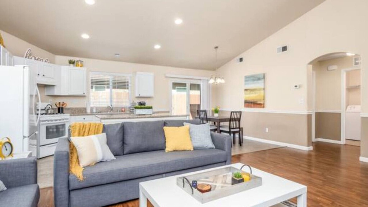 Roosevelt House | Fresno Home| Fire Pit| Sleeps 10| Quiet Community!