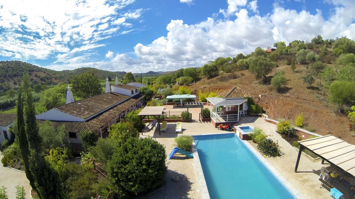 Tavira House | Friendly and spacious Guest house great for large groups, families and retreats.