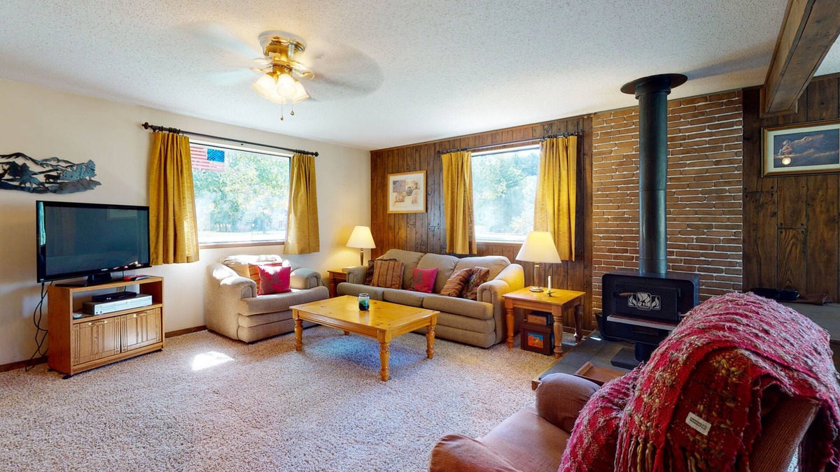 Ponderosa Pines Cabin | Friendly cabin with WiFi & wood-burning stove - one mile from the Rio Grande