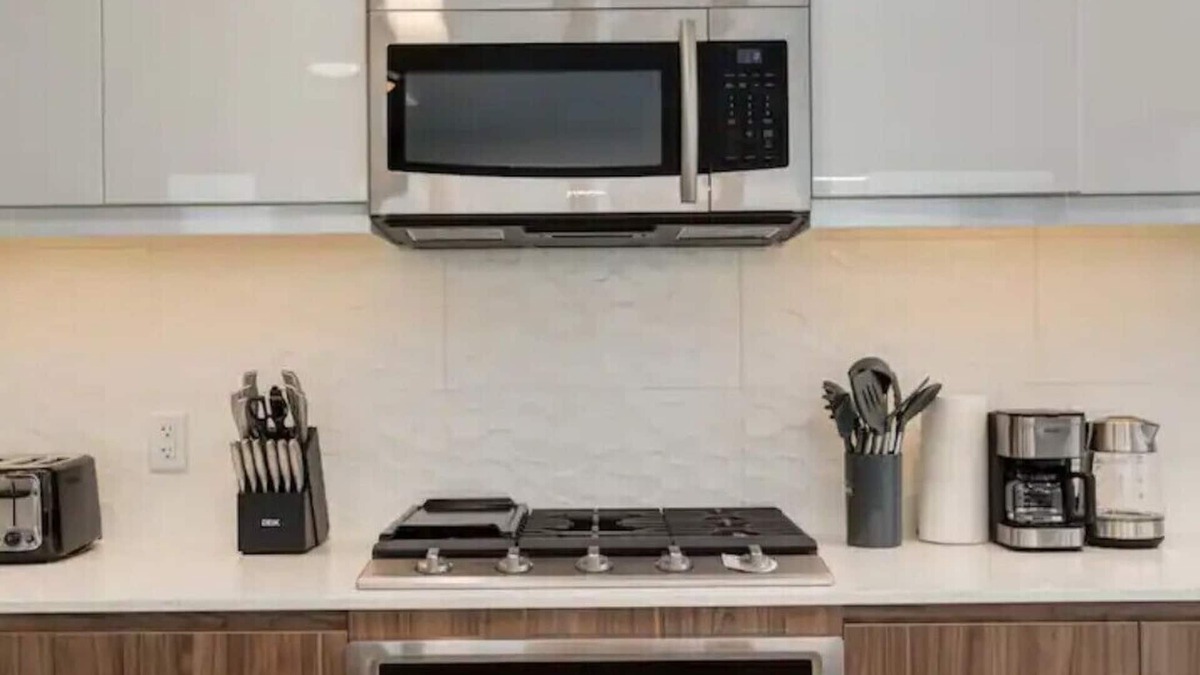 Sunnyside Condo | *Friendly* City Suite in Kensington *2bed+2Bath*
