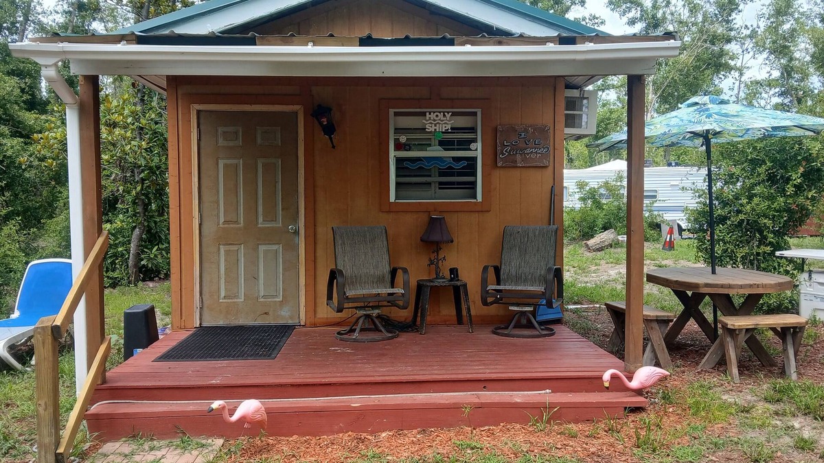 Mayo Cabin | Friendly's river retreat #1 cozy couples cabin in awesome Mayo with WiFi,