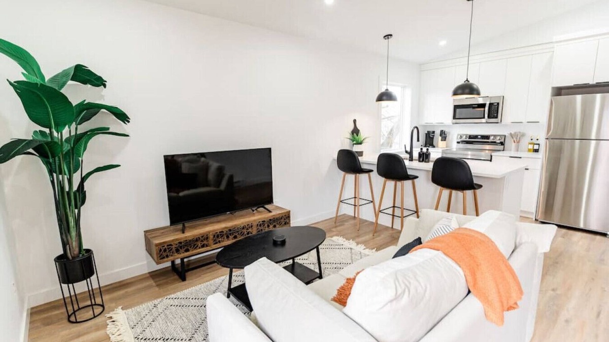 Winnipeg House | *Friendly South | Free Parking | 15 min Downtown*