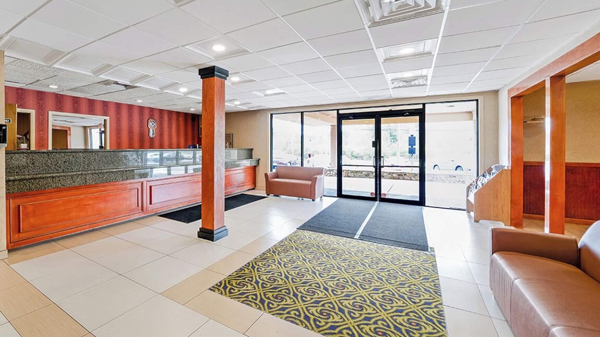 Foxboro Hotel | Friends Getaway! 2 Spacious Units, Free Parking, Minutes to Gillette Stadium!
