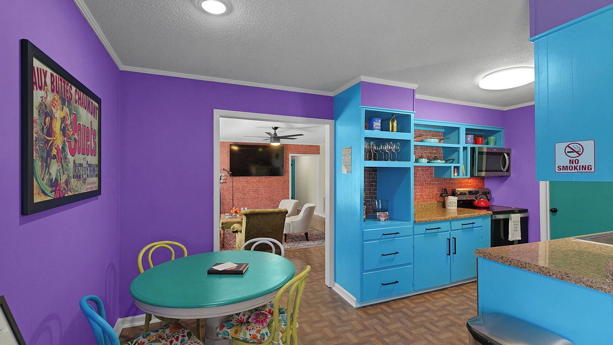 Jackson House | Friends TV House - Sleeps 8 - N. Jackson - So Fun