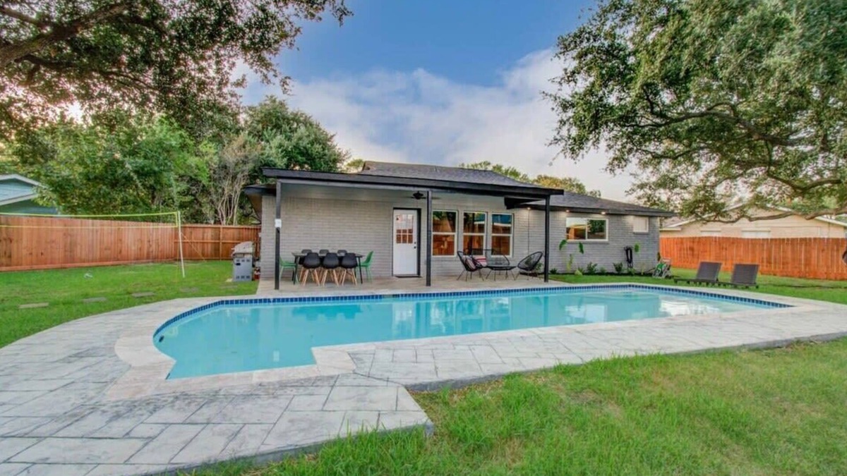 Friendswood House | Friendswood Getaway - 5 Bedrooms + Pool + Patio