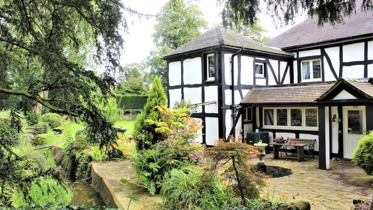 Church Minshull House | Frog Manor, Hot Tub and fantastic gardens