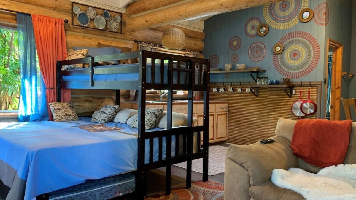 Kukuihaele Cabin | FROG POND Cozy, streamside family cabin for 3 - 4