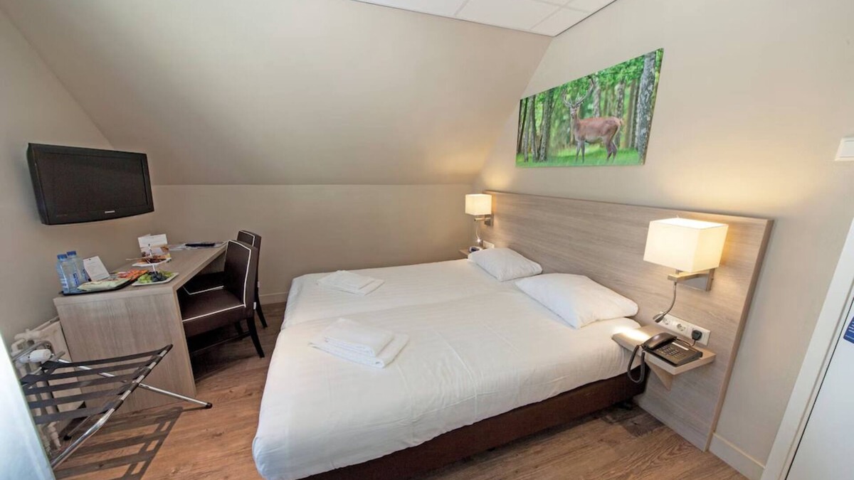 Beekbergen-West Hotel | From Adventure Parks to Art Museums—Stay Near It All! Terrace, Onsite Dining!