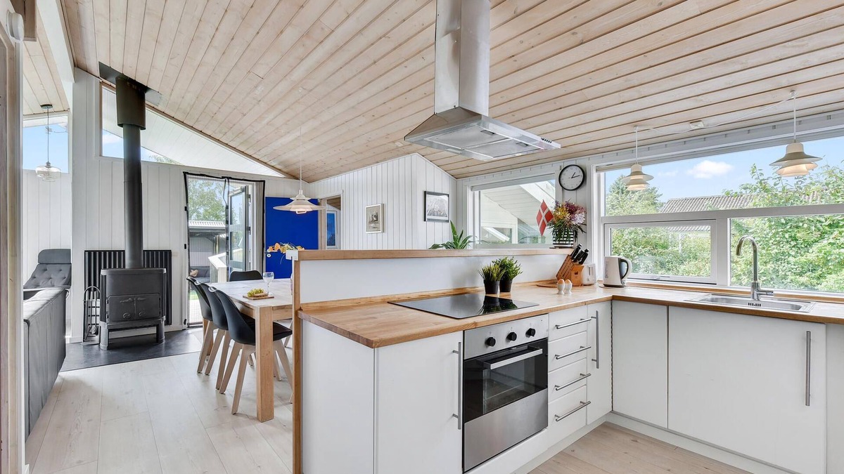 Pøt Strandby House | From the house it is only a few steps walk to the child-friendly swimming beach.