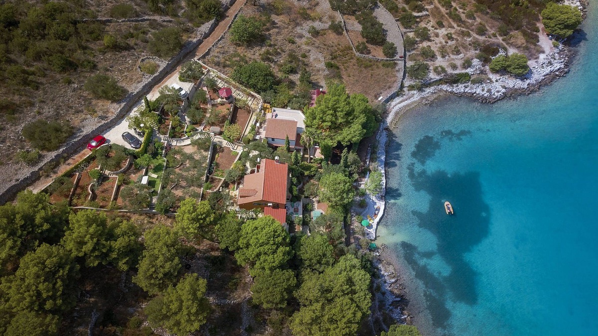 Vinisce House | From the yard to the sea.