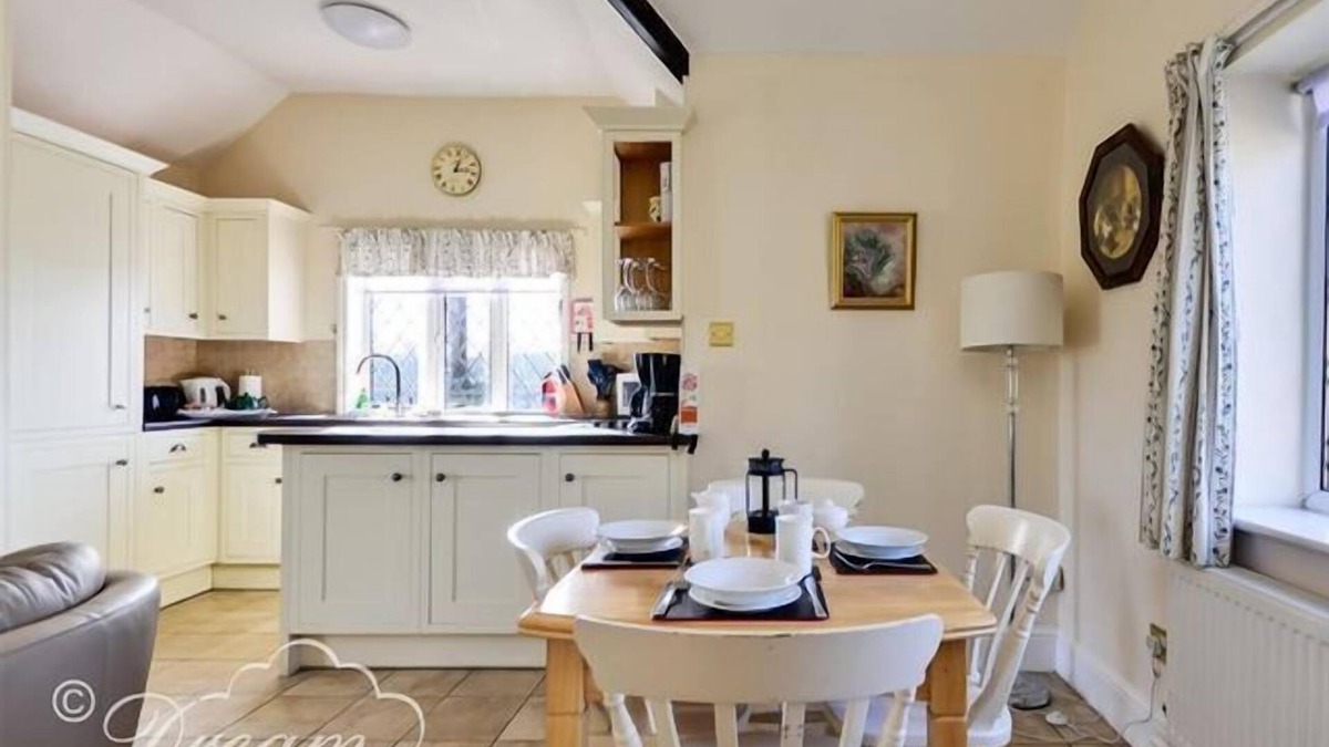 Dorchester Cottage | FROME LODGE HOUSE, pet friendly, with open fire in Frome Whitfield