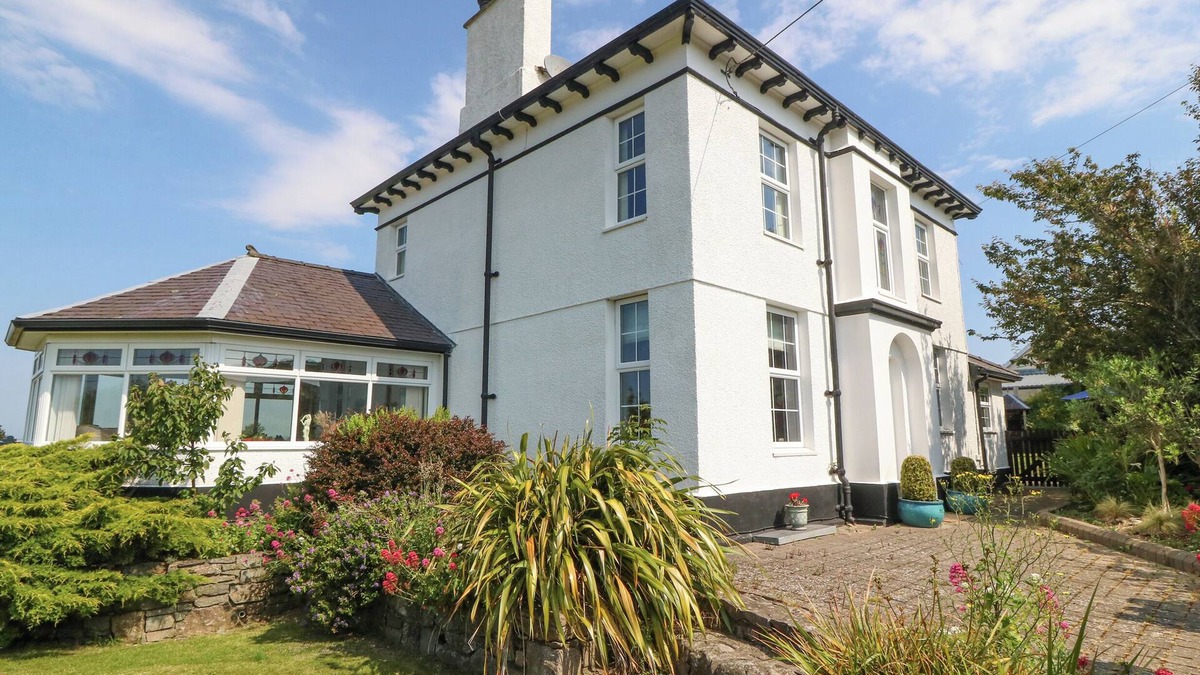 Llandwrog Cottage | FRON EMRYS, pet friendly, luxury holiday cottage in Caernarfon