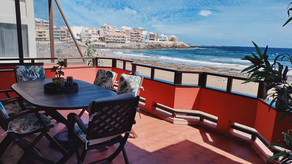 Melenara Apartment | Front Line Beach with Fantastic Terrace.