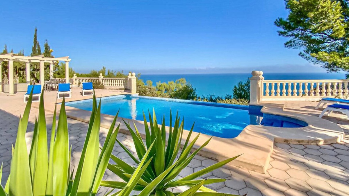 Media Luna Villa | Front line property with fantastic sea views