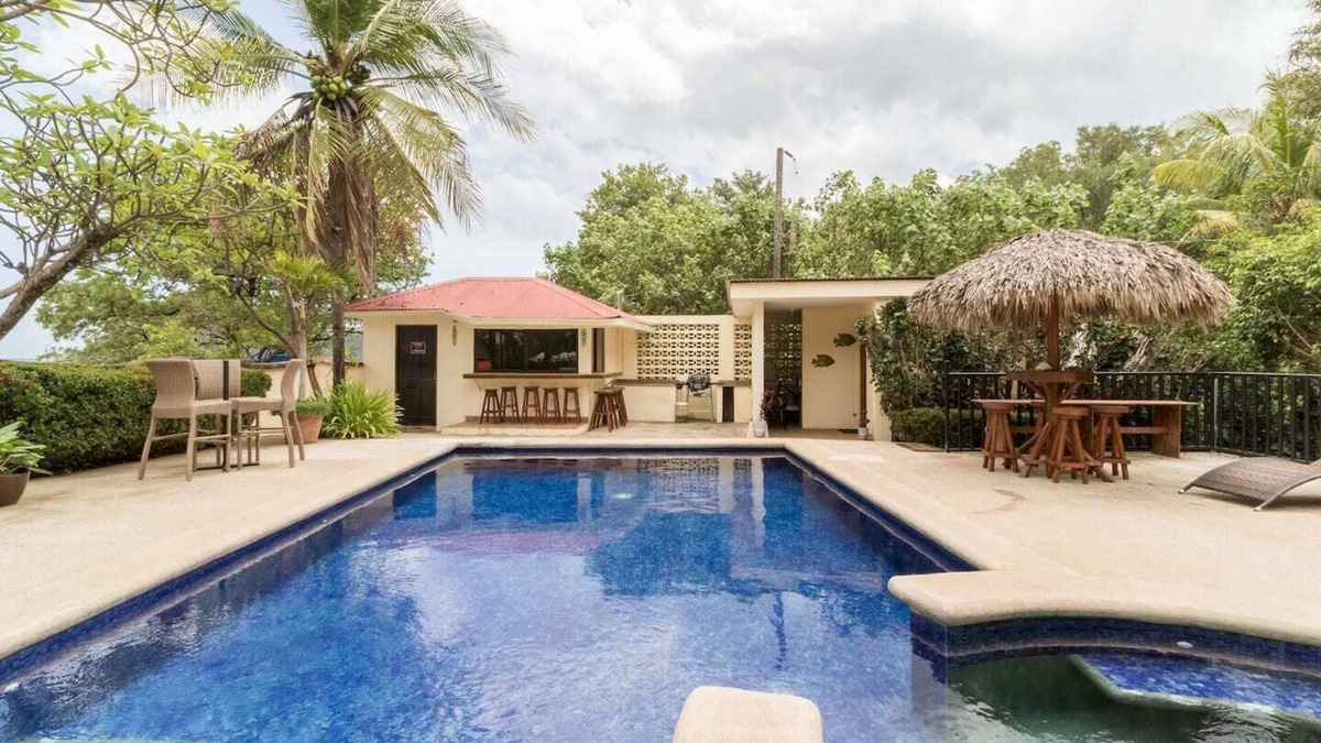 Playa Flamingo House | Front Row Center! ON THE BEACH, 5BR, Private Pool & Tiki Bar