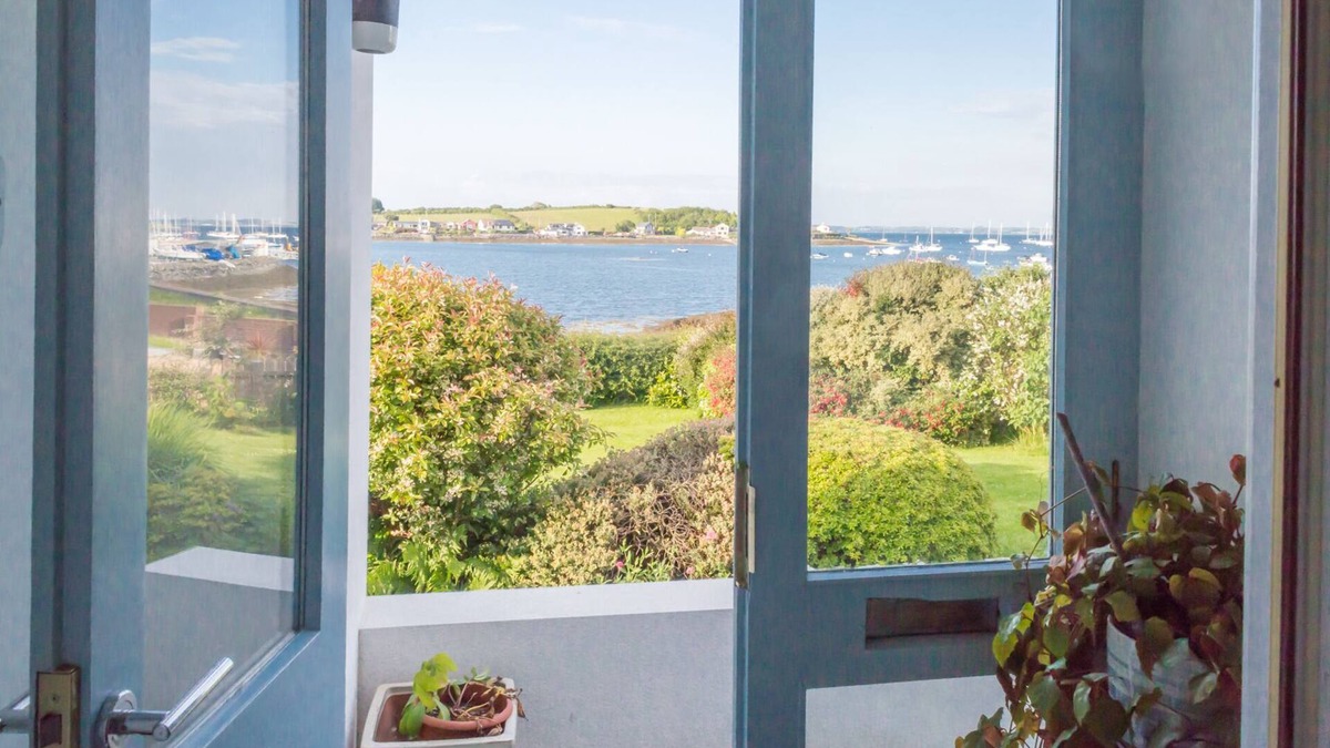 Newtownards House | Front row to sea, walking distance to restaurant