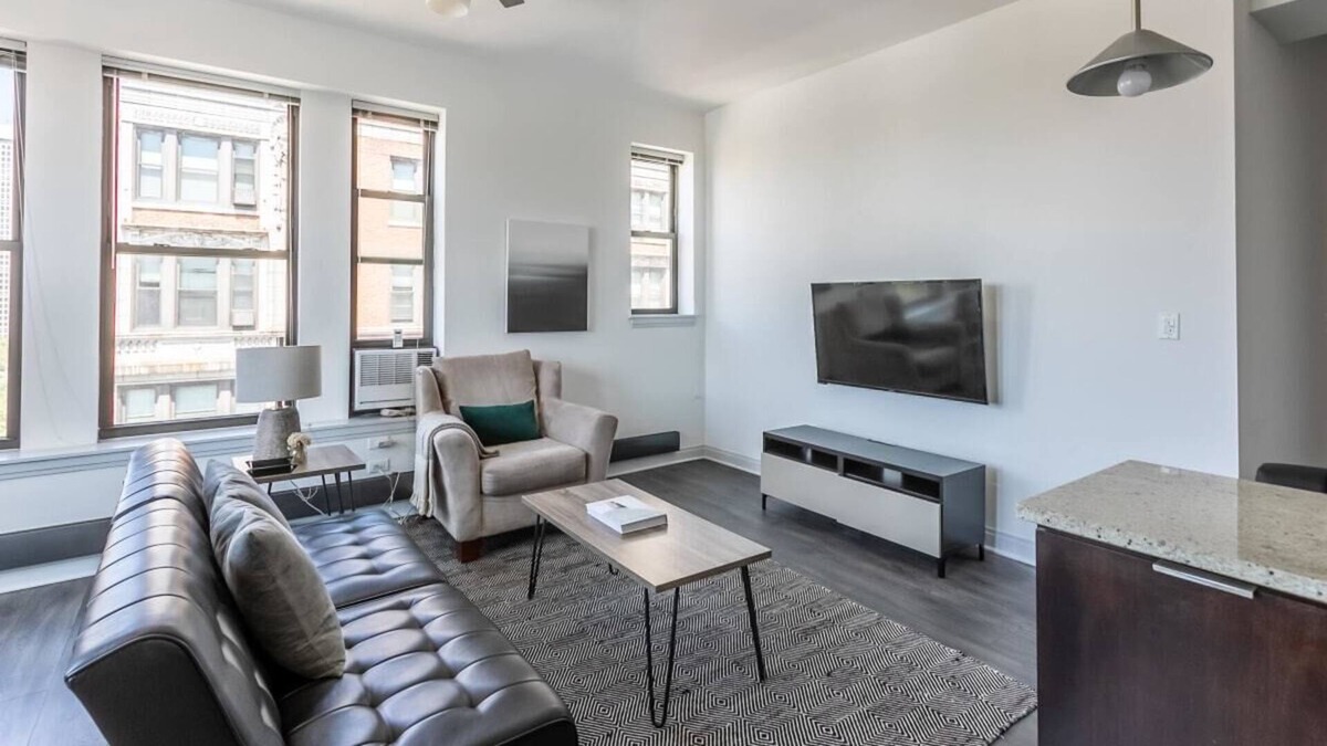 East Hyde Park Apartment | Frontdesk | 2 BR Apt by Harold Washington Park