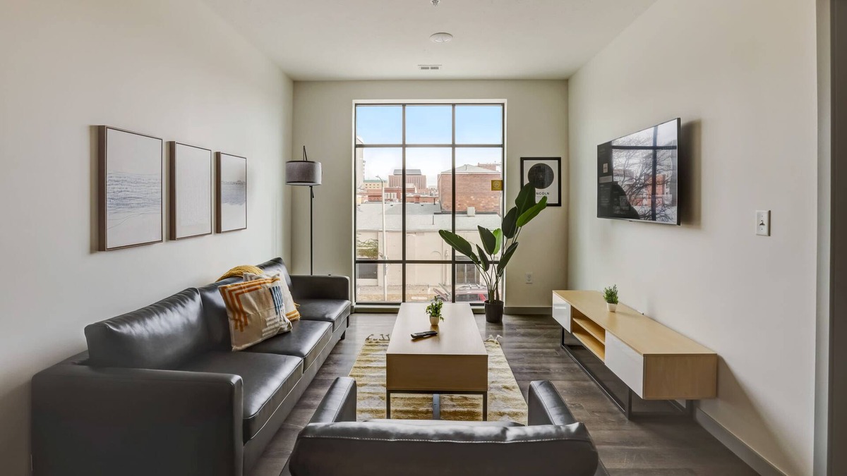 Downtown Lincoln Apartment | Frontdesk | 2 BR Apt by the Sunken Gardens