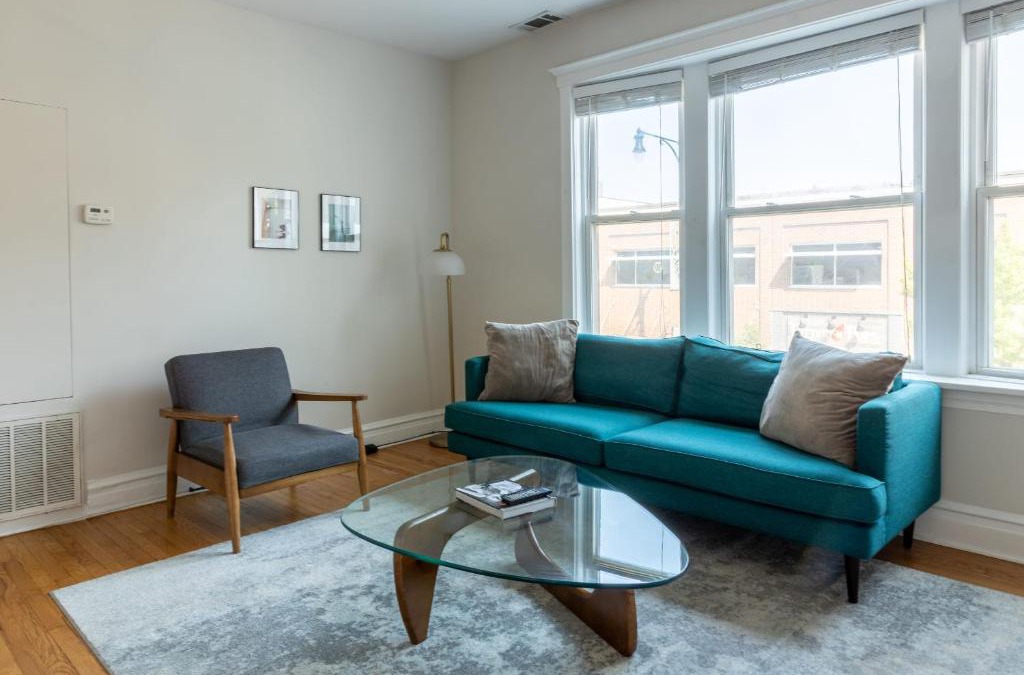 Roscoe Village Apartment | FRONTDESK Modern 2 BR Apt with Lake View