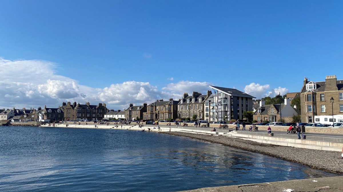 Broughty Ferry Apartment | Frontline sea view first floor apartment with balcony and lift.