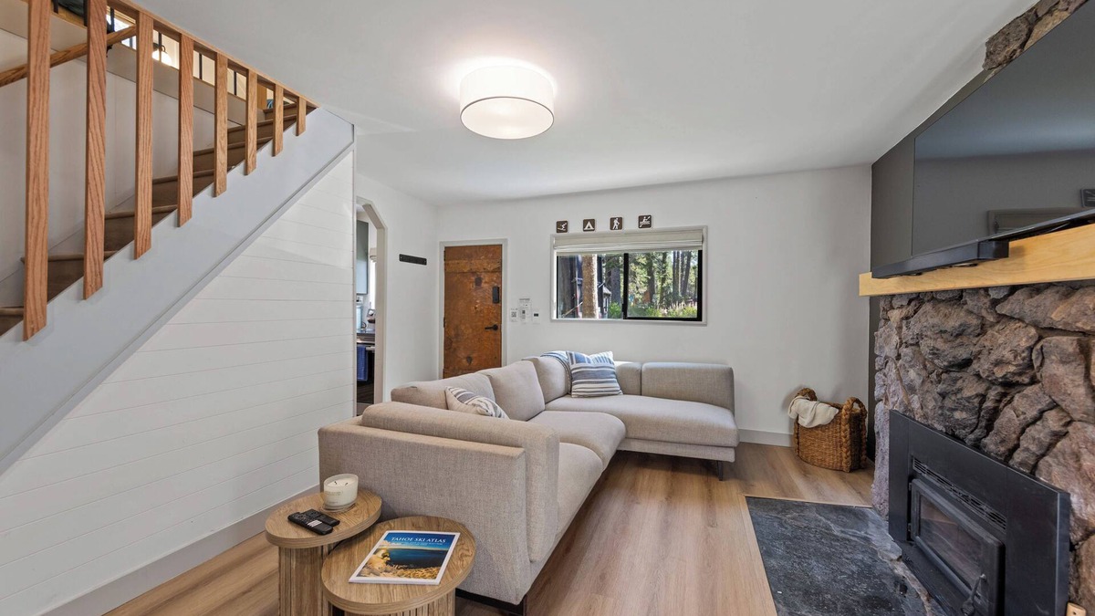 Pla-Vada Woodlands House | Frosty Pines Cabin: Cozy 2 Bedroom Family Retreat