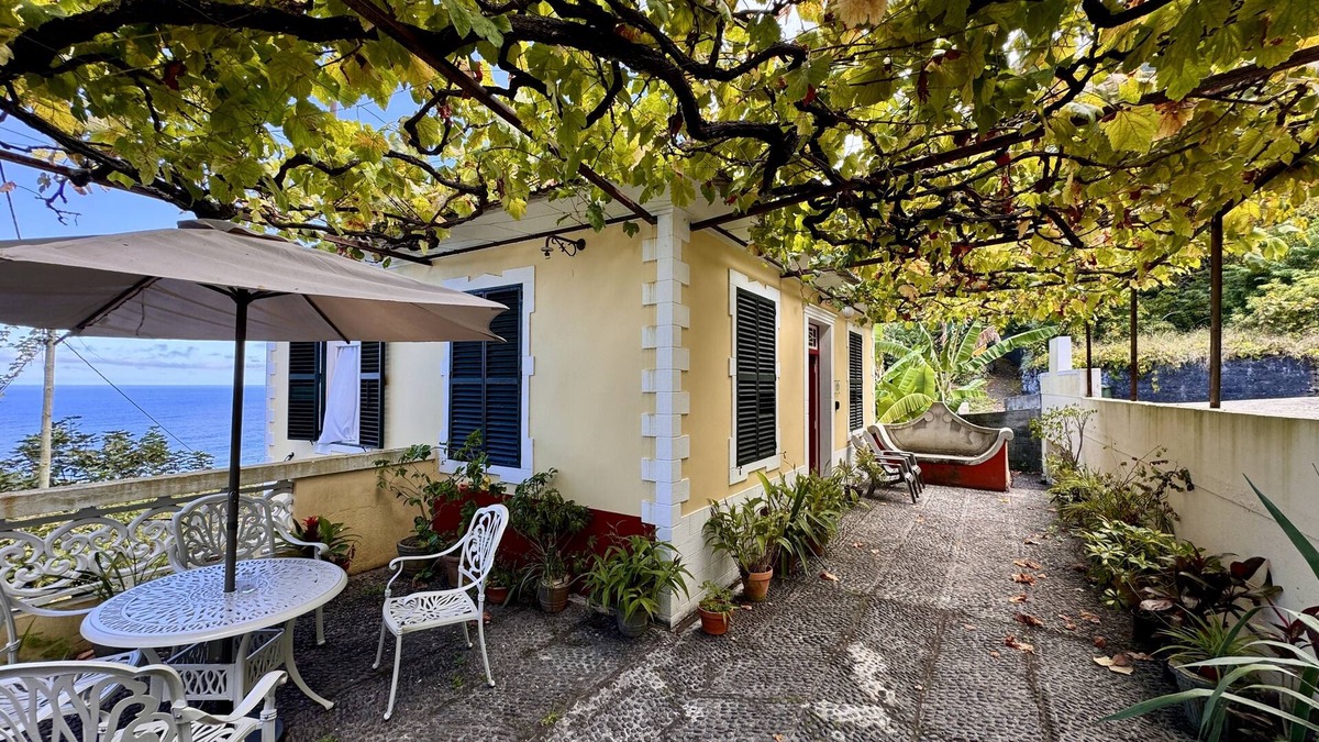 Arco de Sao Jorge Apartment | - Fuchsia -