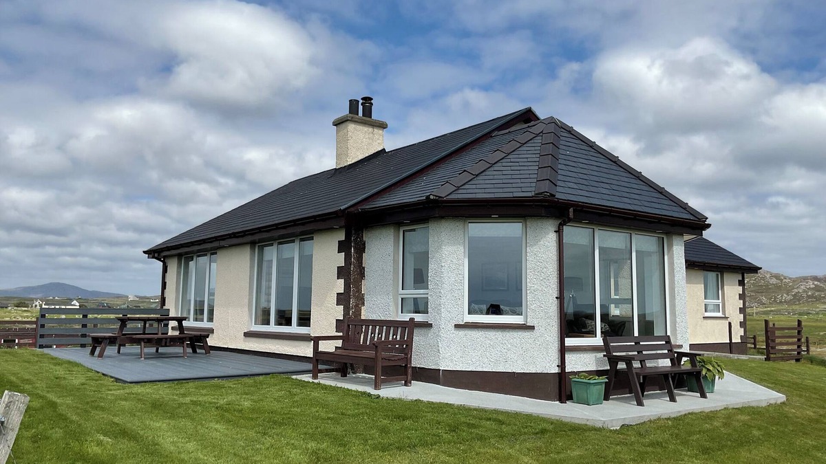 Pollachar Cottage | FUIDAIGH, pet friendly in Daliburgh, Isle Of South Uist