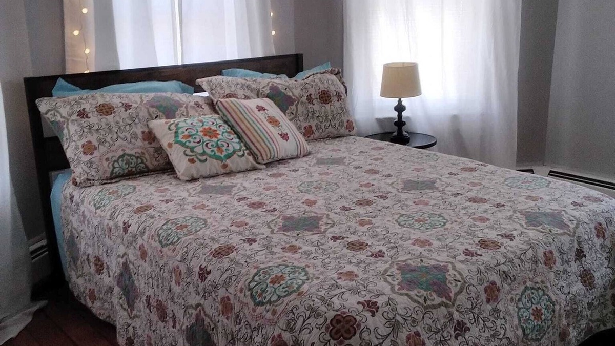 Warren Apartment | Full 2 bedroom apt in beautiful Warren RInFloor 2