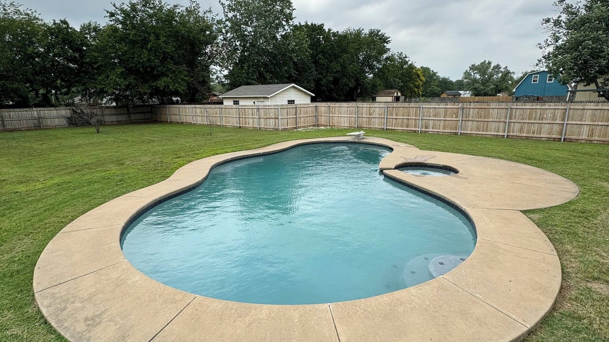Owasso House | ¡FULL home with 2 KING beds and a pool!