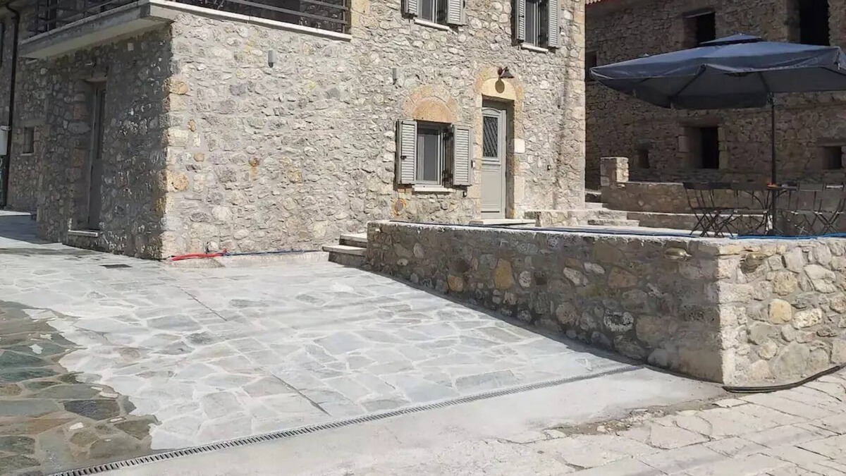Zarouhla House | Full House - Aroania suites