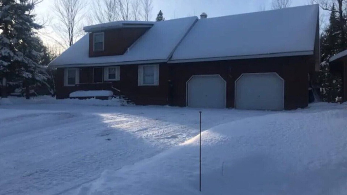 White Pine House | Full House on secluded road, 4 bed 2 bath, fully furnished basement w/bar + beds