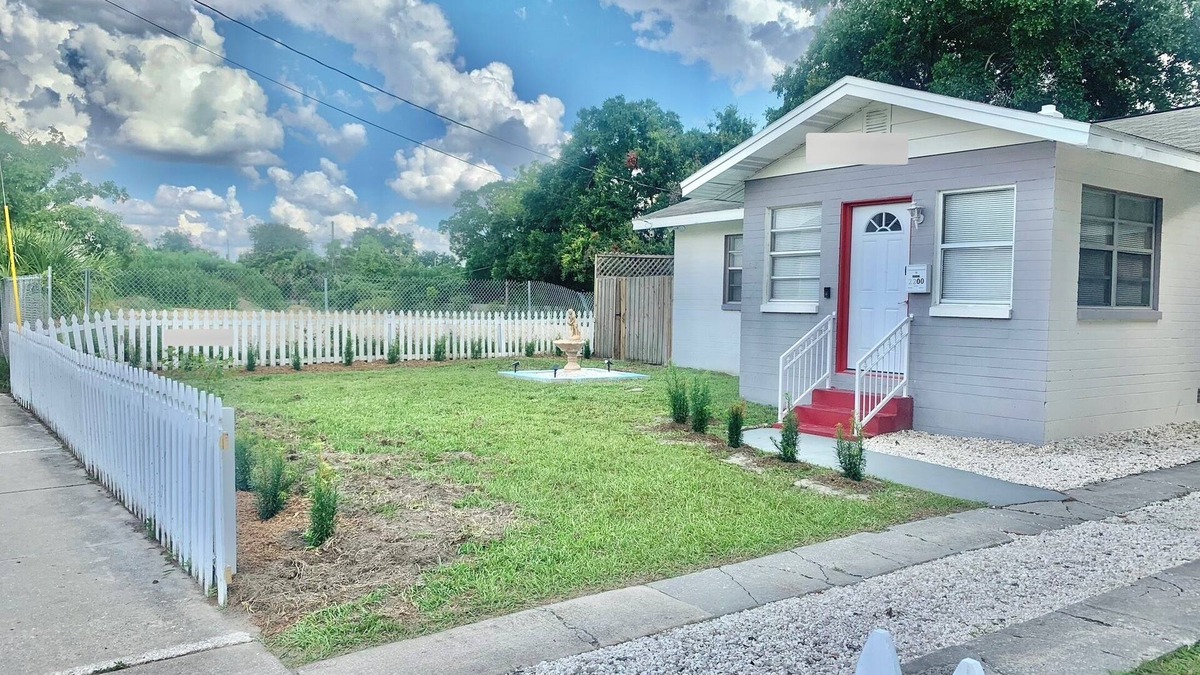 Clear Lake House | Full House with Big Fenced Backyard, Washer & Dryer and Pet-Friendly.