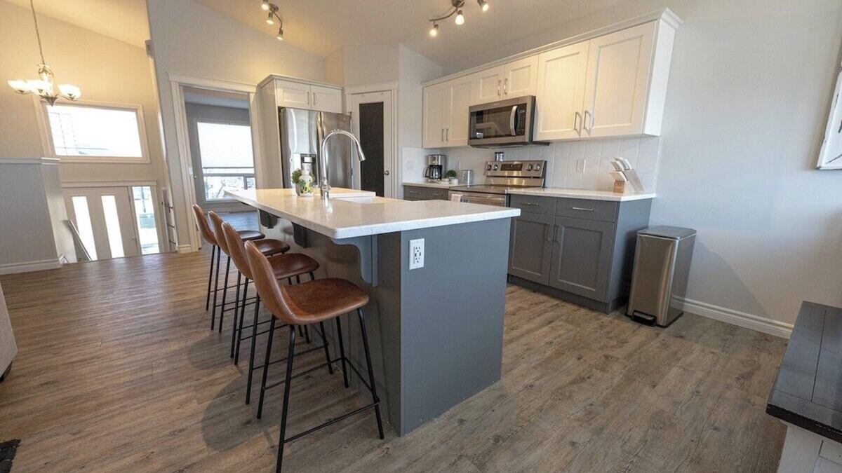 Grande Prairie House | Full House with AC | BBQ | Free WiFi | Smart TVs