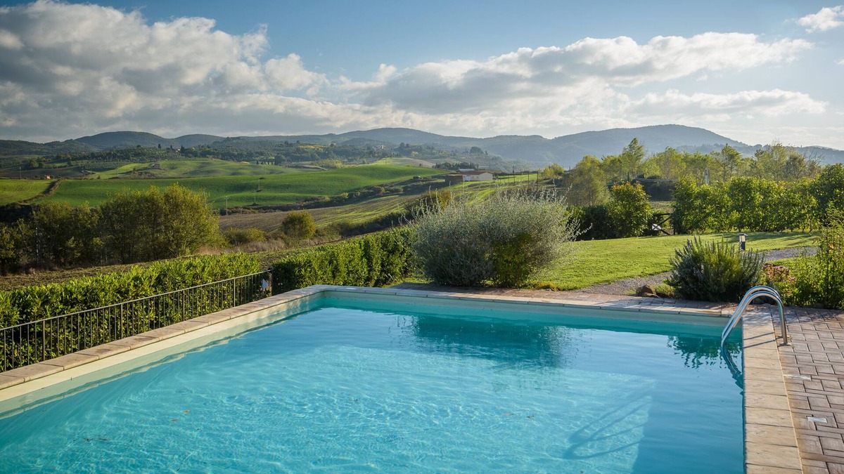 San Giovanni d'Asso House | full 2 storey house with private garden and share pool