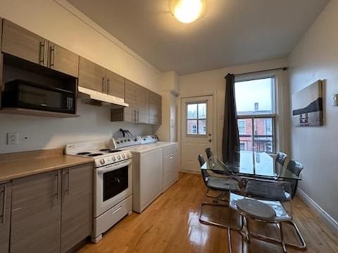 Verdun House | FULL KITCHEN 10min from DTOWN RoomB