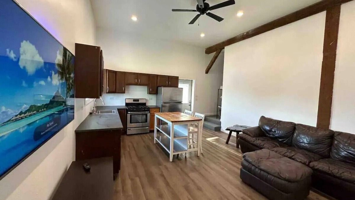 Fox Valley House | Full Kitchen 55" TV Fireplace WD Parking