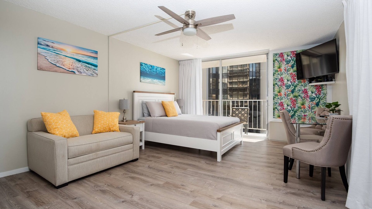 Honolulu Condo | Full Kitchen- Free Parking- 2 Balconies