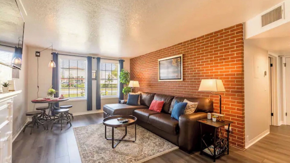 Oakford Park Apartment | Full kitchen - mins to airport, downtown, concerts.