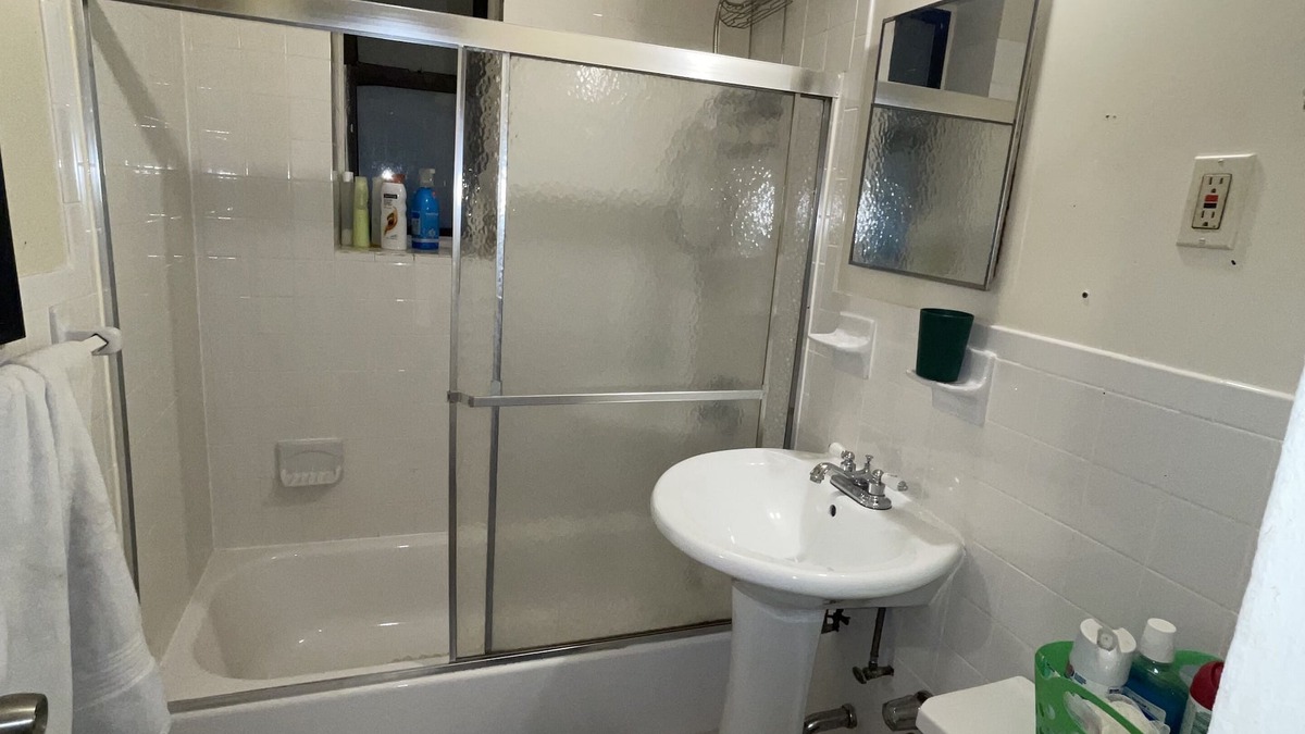 Queens Apartment | FULL LARGE BD apt with a 5min walk to HOLLIS train station and walk to D b/STOP