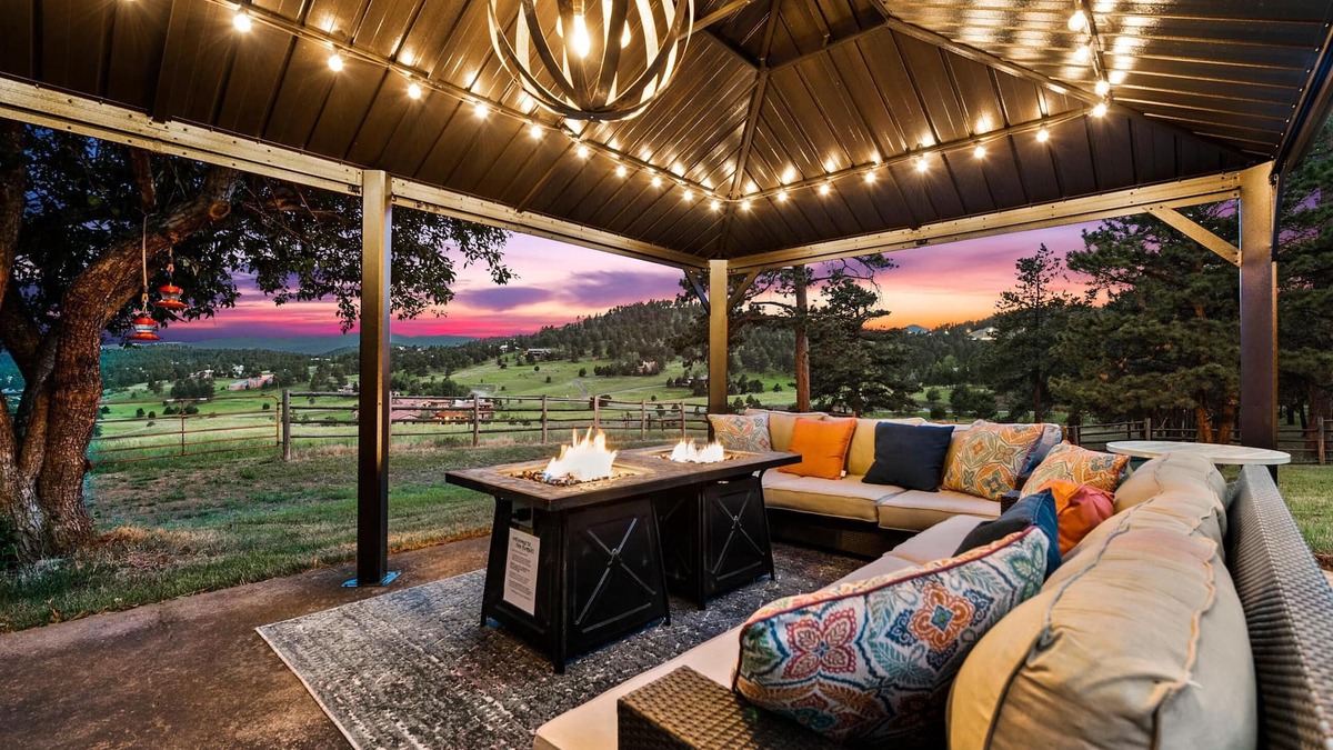 Golden House | Full mountain views, 20 acres, hot tub, sauna, frisbee golf, luxurious