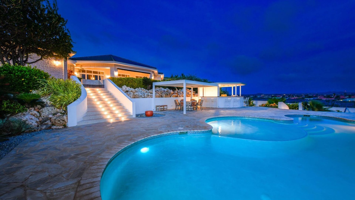 Malmok Villa | Full outdoor kitchen experience with breathtaking ocean view
