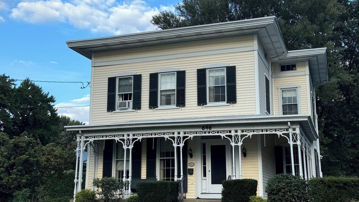 Newington Apartment | Full Private Apartment! 1-bedroom with full kitchen & bathroom in Newington