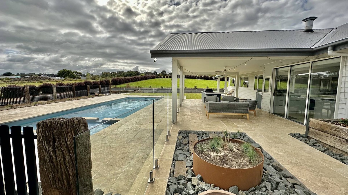 Inverloch House | FULL Property AND 2 Guest Suites - Inlet Waters Escape (7 bedrooms). Pool & spa!