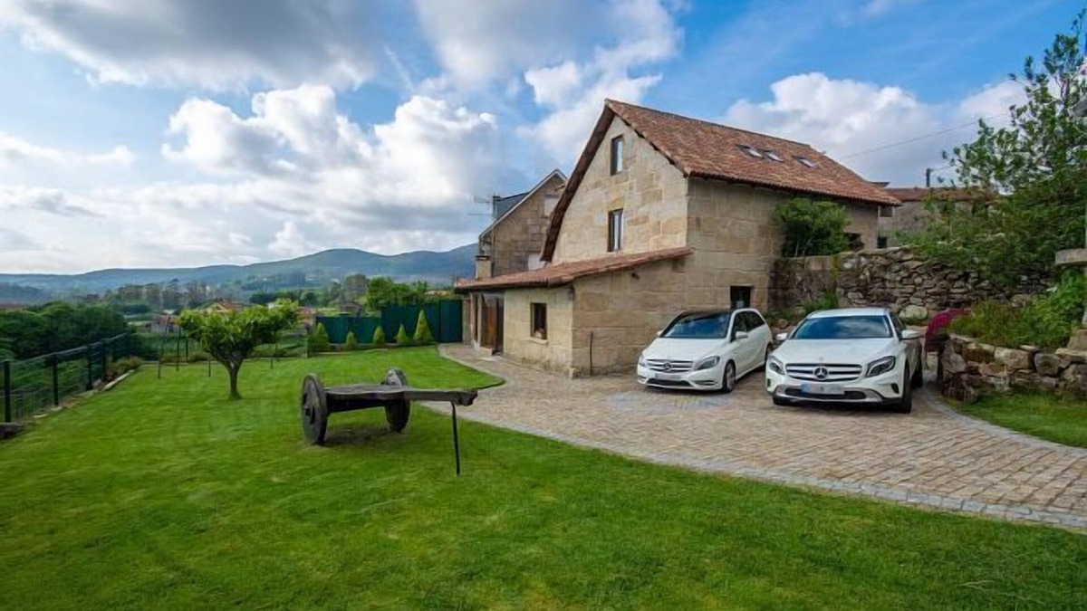 Ponte Caldelas Cottage | Full rental house for 8-10 people, ideal for families with pets.