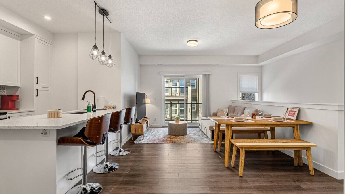 Springbank Hill House | Full Townhouse » Garage » King Bed » Office Space