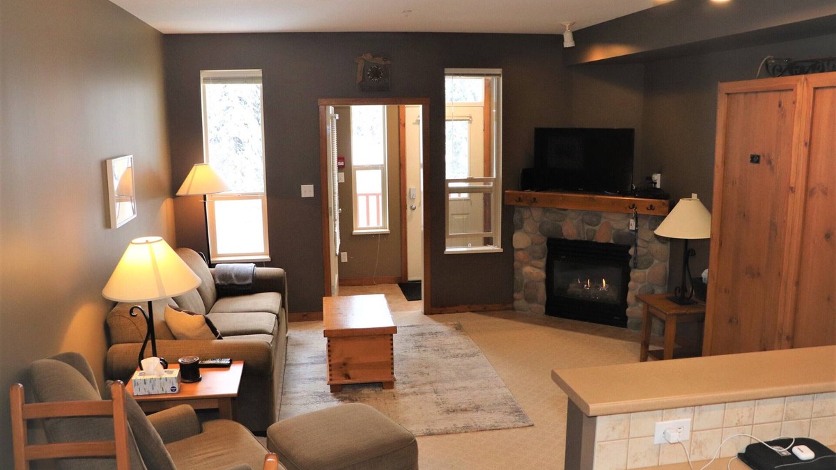 Silver Star Mountain Apartment | Fully Equipped Studio Right at Chairlift! An amazing Ski In/Out Location!