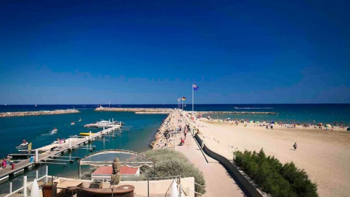 Le Port Apartment | Fully-equipped T2 apartment in Port de Canet-en-Roussillon, ground floor, near beach.