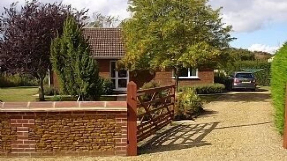 Holme House | Fully equipped, cosy modern secluded bungalow close to the Beach